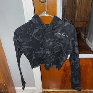 ALPHALETE CROPPED CAMO HOODIE